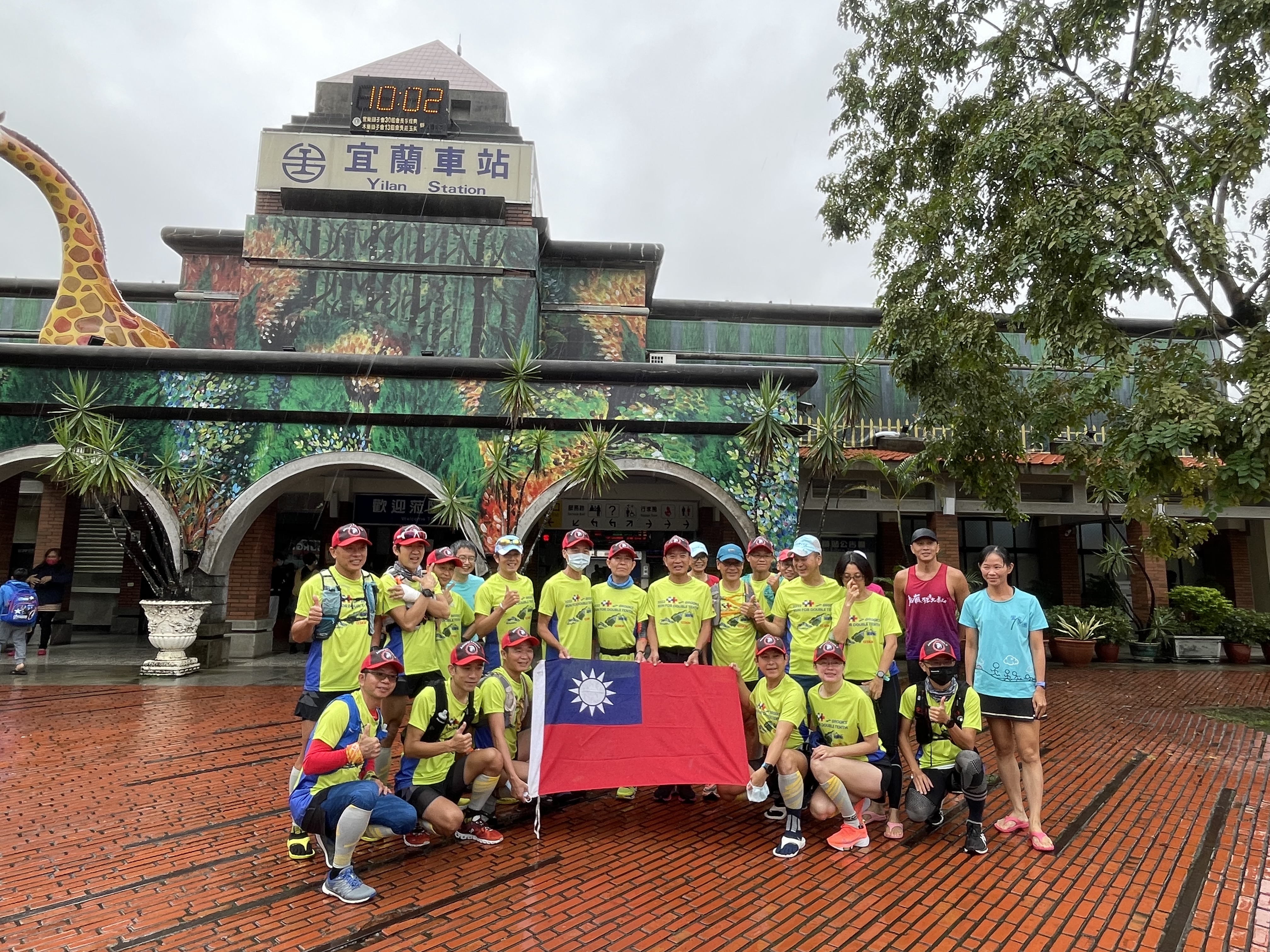 雙十超馬跑團今天從宜蘭火車站集結起跑，明天登上南湖大山慶祝國慶日