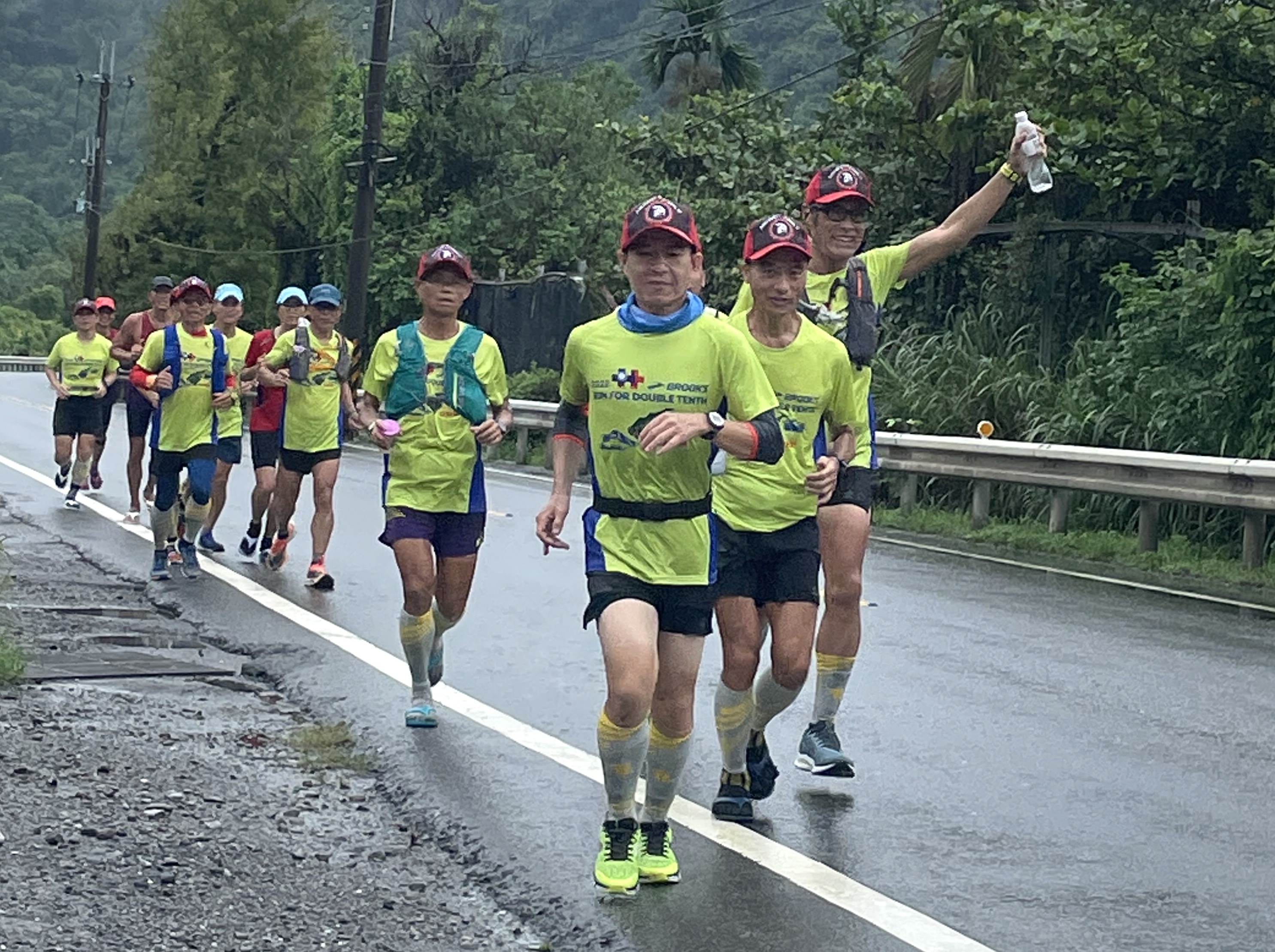 雙十超馬跑團不畏風雨，往南湖大山出發