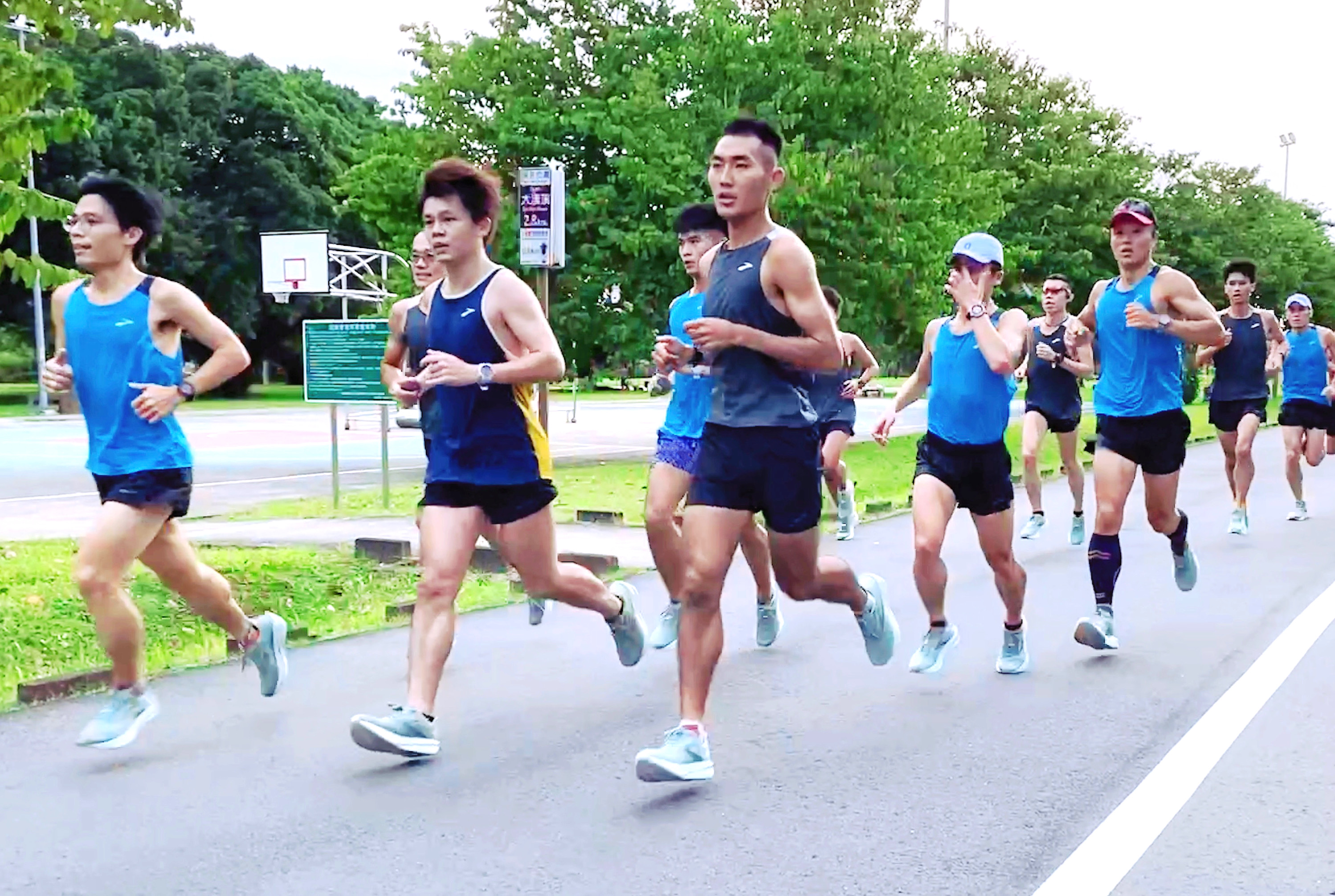 小旋風- 鄭瑞竹教練帶領由Sub3 跑者組成的台灣 BROOKS ELITE TEAM，以年末馬拉松賽Sub 2:50 為目標