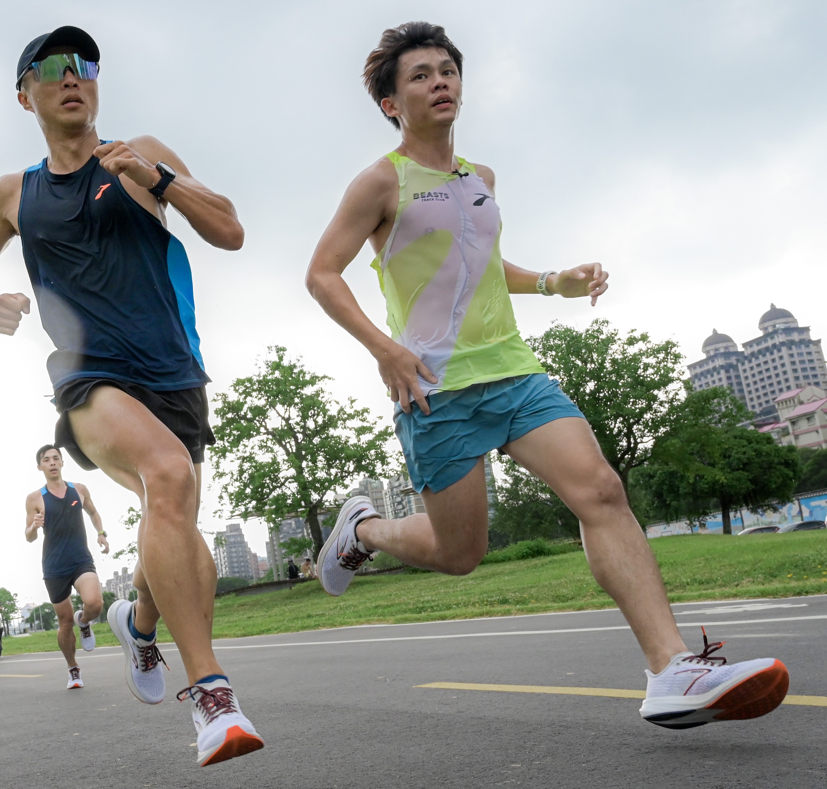 BROOKS邀請菁英跑者開箱試跑HYPERION，在美堤河濱公園進行不斷電法克雷特跑